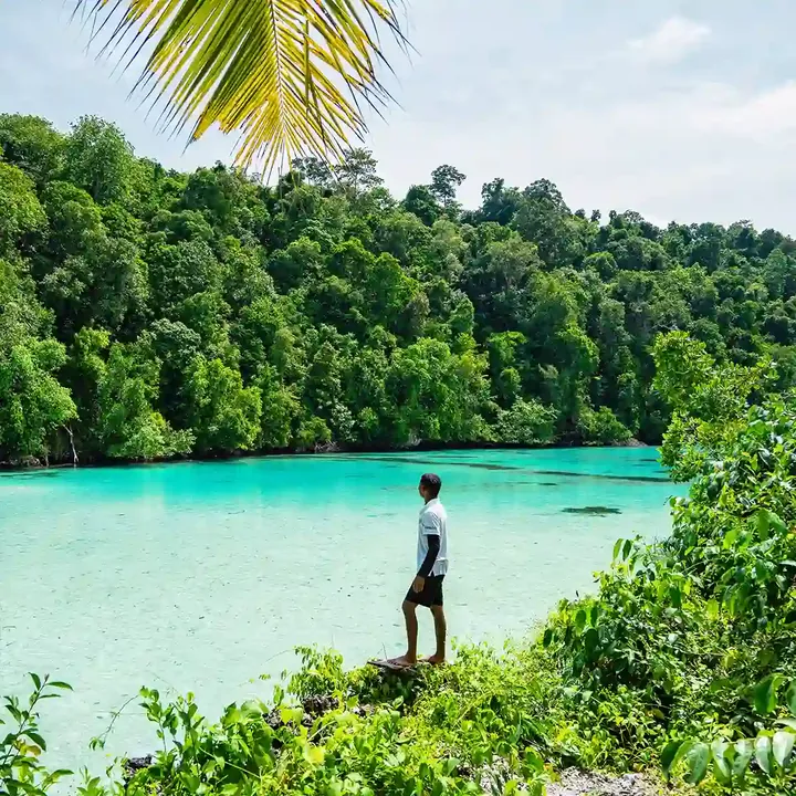 Traveller looking over the turquoise Kehe Daing lagoon on Kakaban Island