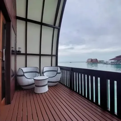 Sea-view balcony of an Alfit VIP water cottage on Derawan