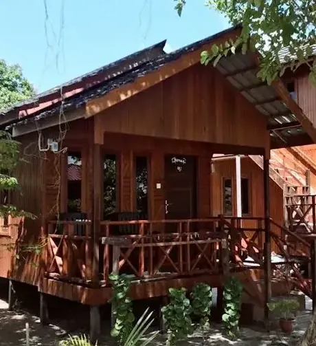 Wooden bungalow with a veranda at Borneo Cottage, Maratua